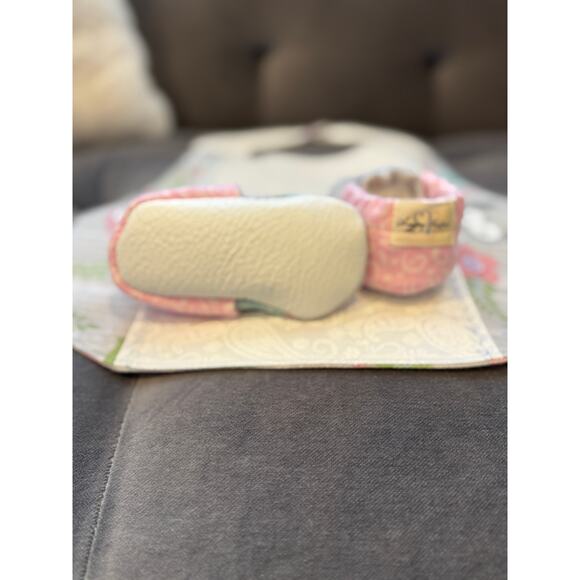 Upcycled and Handmade Fleece/Cotton Extra Coverage Baby Bib & Shoes Size 9-12 mo - Picture 3 of 4